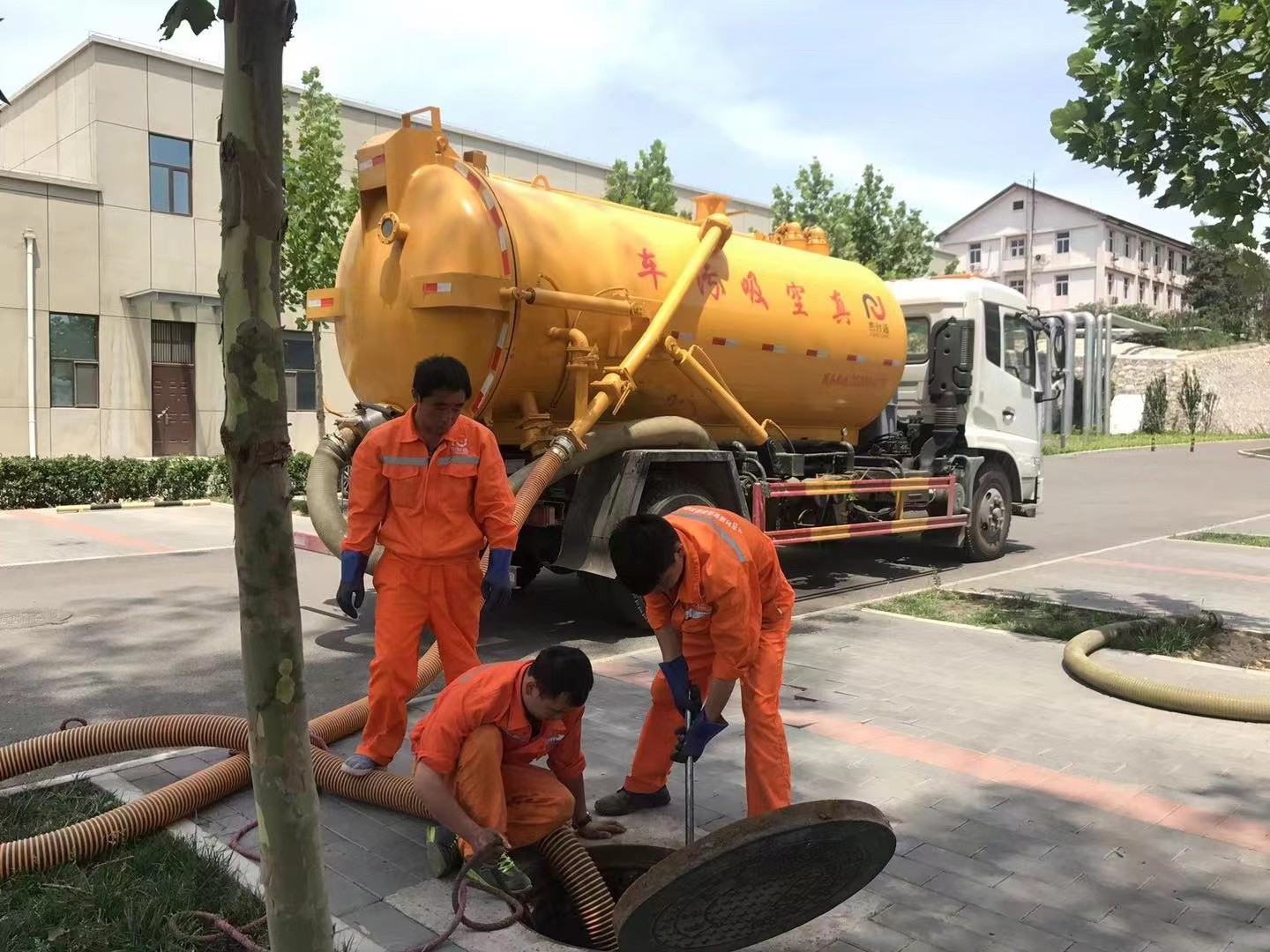 梅州管道疏通车停在窨井附近