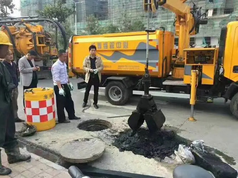 梅州街道：网格员化身“清道夫”，为民解忧疏通“堵心”化粪池