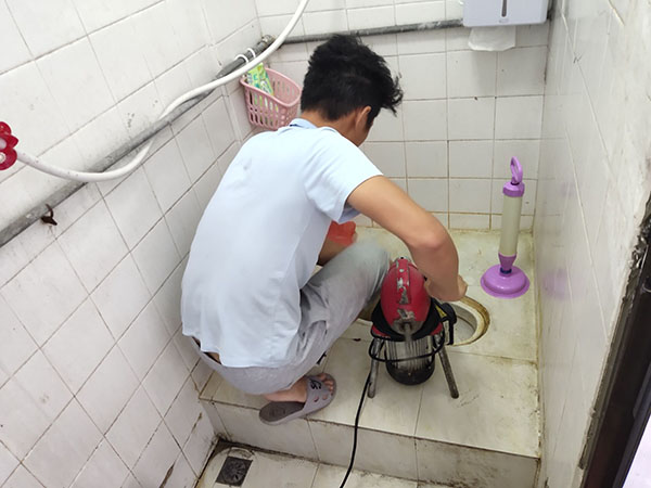 梅州肥皂掉到马桶里把马桶堵住了怎么办？马桶堵住了怎么办