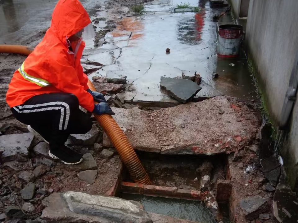 梅州专业清理污水池 炜誉市政以规范流程守护城市 “肠道”