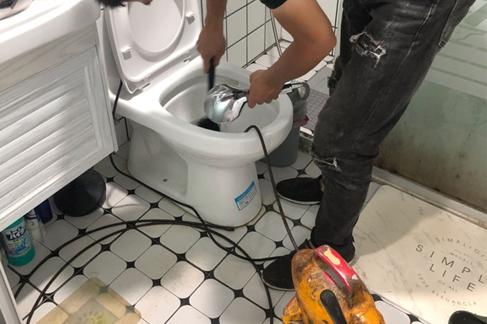 梅州马桶堵塞自己疏通还是找师傅?专业上门服务让你省时更省心